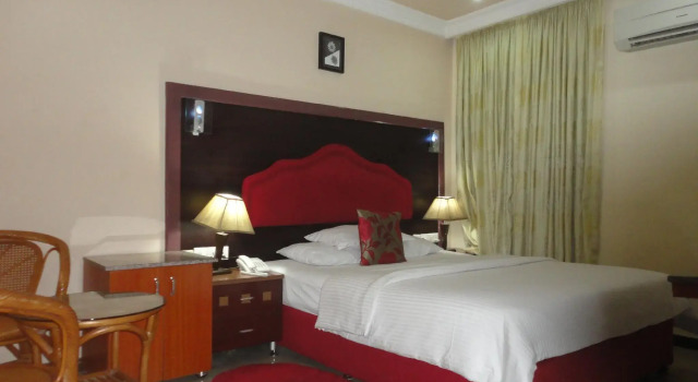 SDM Tavern and Suites