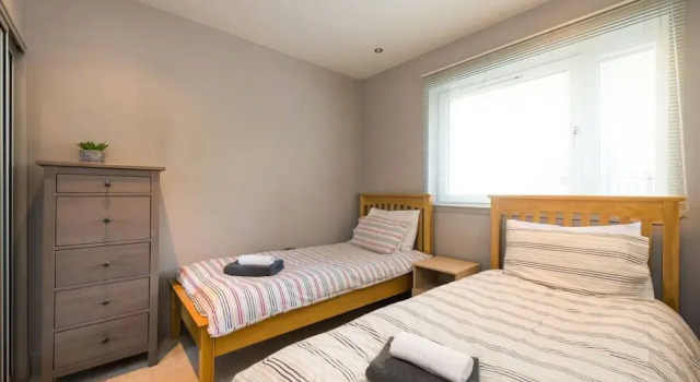 Modern 2 Bedroom Apartment in Cumberland Street, Забронировать Апартаменты/квартира Отели Эдинбурга с парковкой, рядом с Железнодорожный вокзал Эдинбург-Уэверли, Парковка