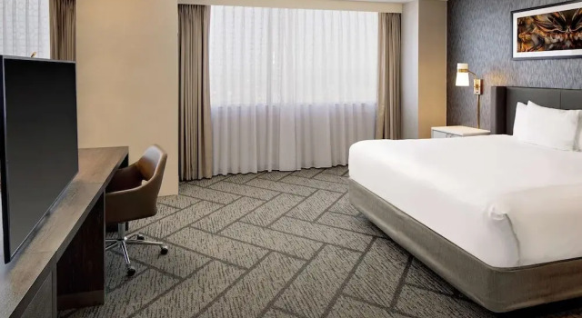 Двухместный люкс с 2 комнатами DoubleTree by Hilton Tulsa Downtown