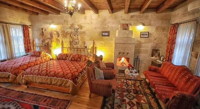 Трёхместный номер Lower Floor Stone Deluxe Travellers Cave Hotel