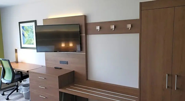 Люкс Deluxe Holiday Inn Express & Suites Nashville North - Springfield by IHG