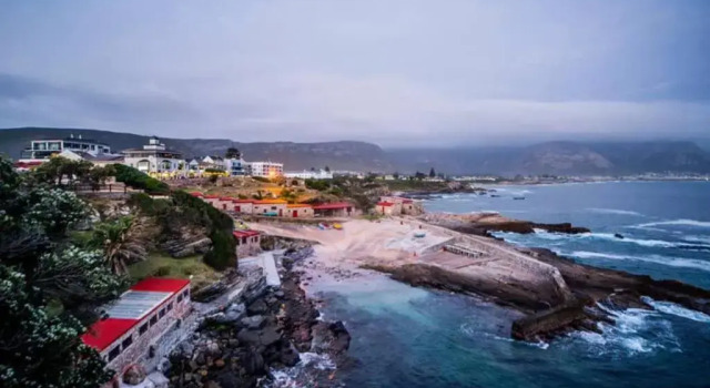 Апартаменты Hermanus Waterfront Apartment