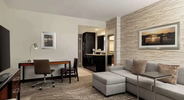 Двухместный люкс с 2 комнатами с балконом Embassy Suites Chattanooga Hamilton Place