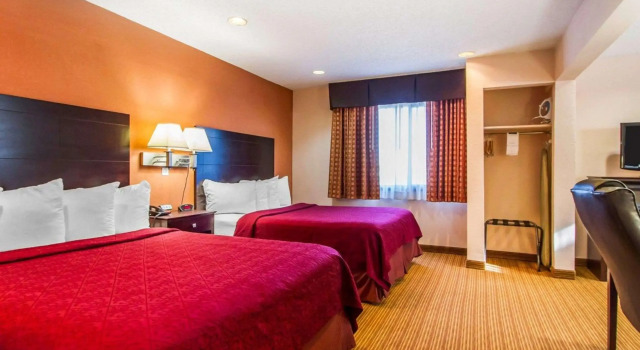 Четырёхместный люкс Quality Inn & Suites Ottumwa North