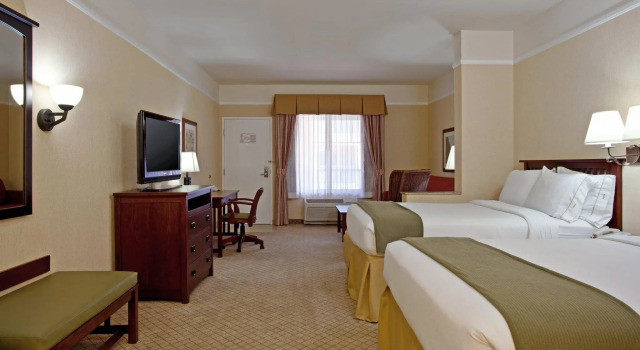 Четырёхместный номер Executive Holiday Inn Express Hotel & Suites San Dimas by IHG