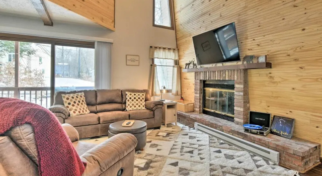 Tobyhanna Cabin w/ Deck, Community Pool & Golf!, Book Feriehus Sommerhuse i Pennsylvania, Hytte