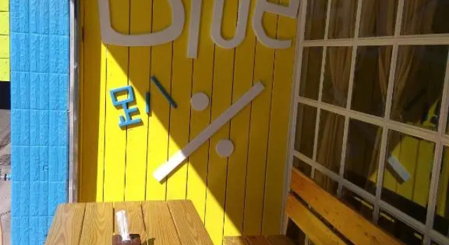 Blue% Hotel