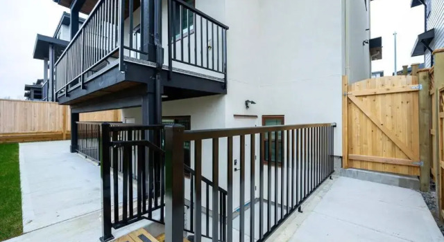 Private bright 2 bedroom south facing walkout apt White Rock, Réserver Appartement White Rock Lower Mainland