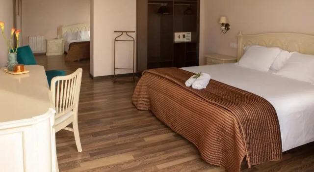 Четырёхместный номер Standard Hotel Roger de Flor by Seleqtta