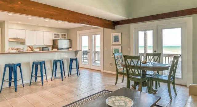 Коттедж с балконом Ocean Spray Beach House