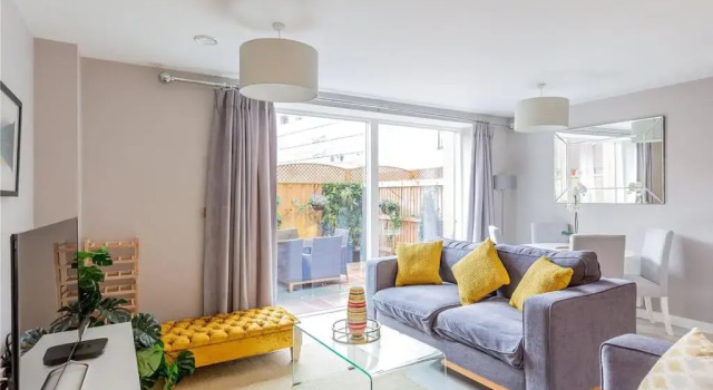 Коттедж Deluxe Apartment near Cabot Circus w Parking sleeps 5