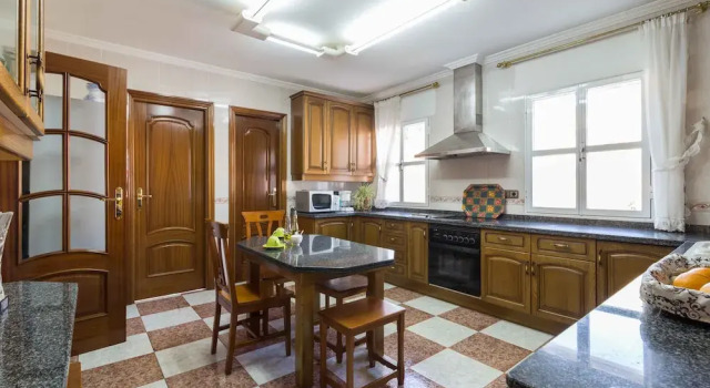 Коттедж с балконом Casa Rural Casa Valdecaballeros