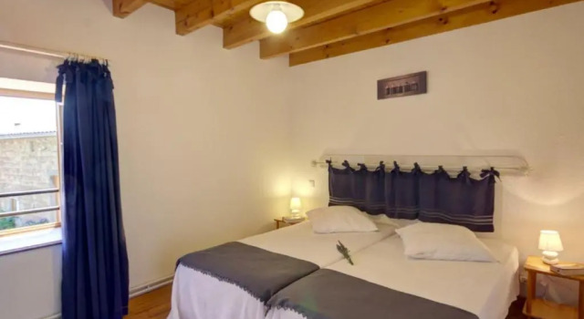 Gîte Charmant avec Jardin Privatif, Cheminée, et Activités Nature Proches, Animaux Acceptés - FR-1-496-66, Prenota Hotel Hotel a Alvernia con parcheggio, Parcheggio