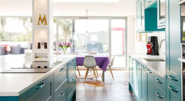 Коттедж Vibrant Seafront Home With Seasonal Pool