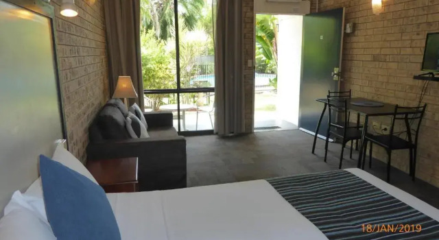 Двухместный люкс Tower Court Motel