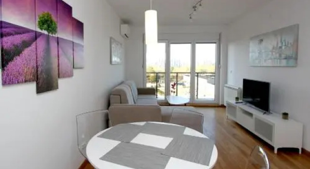 Apartment Moonstone 2, Buchen Sie Ferienwohnung Novi Beograd 
