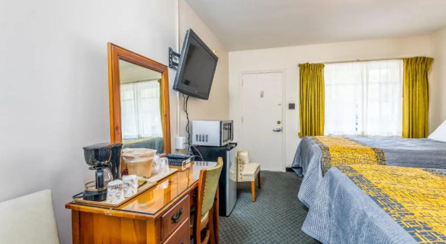 Четырёхместный номер Standard Parkway Inn
