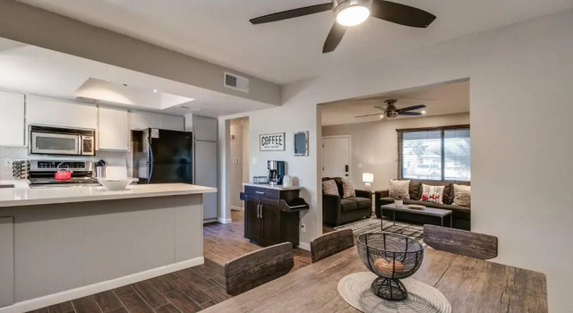 Remodeled Tempe Home in Prime Location!, Забронировать Дом для отпуска Пруд в Темпе 