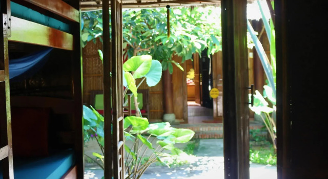 Кровать в общем номере Under The Coconut Tree Hoi An