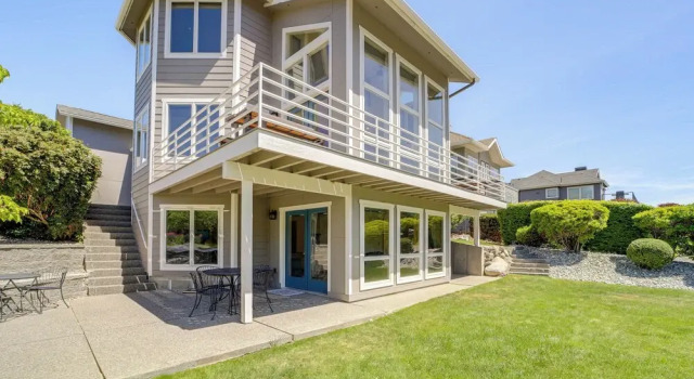 Коттедж Modern Retreat w/ Hot Tub - Steps to Lake Chelan!