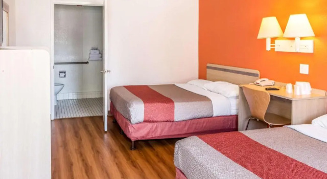 Четырёхместный номер Standard Motel 6 Bakersfield, CA - Convention Center