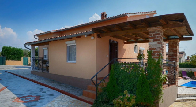 Modern apartment located on the ground floor with shared pool, near Porec