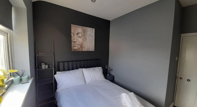 Spacious 5-bed House - Sleeps 10, Garden & Parking