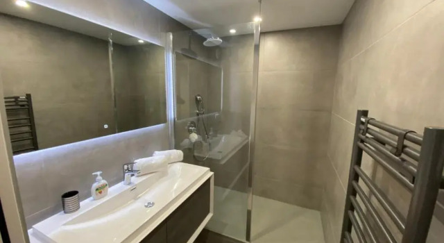Modern flat 5min from the BEACH, Забронировать Отель Кабур 