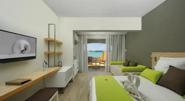 Двухместный номер Superior с балконом и рядом с пляжем Mauricia Beachcomber Resort & Spa