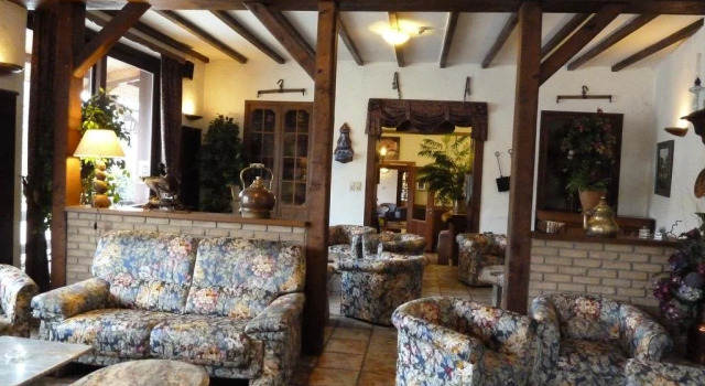 Auberge dAlsace Hotel de France, Забронировать Хостел Отели в центре Буйон с завтраком, отели в центре Буйон с завтраком