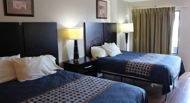 Четырёхместный номер Standard с балконом LoneStar Inn