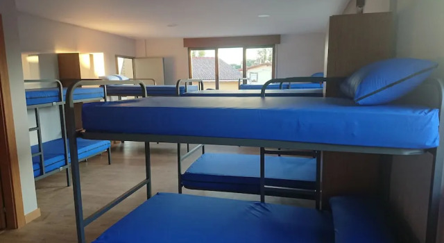 Кровать в общем номере Albergue El Camino de Santovenia