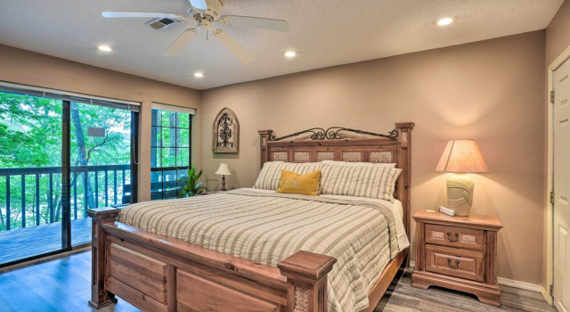 Коттедж Beaver Lake Retreat w/ Deck & Private Hot Tub