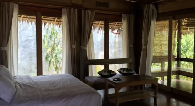 Бунгало с балконом и с видом на воду Thap Pala Cottage