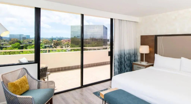 Полулюкс Renaissance Newport Beach Hotel