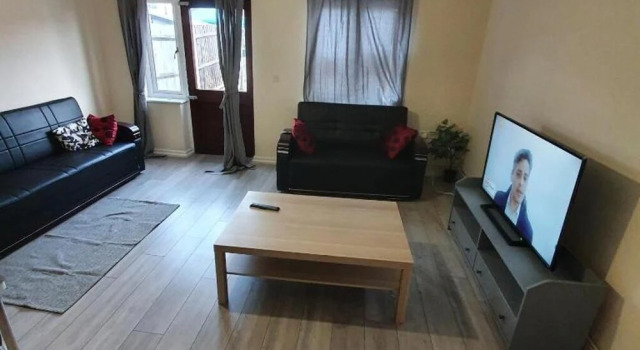 4 Bed House Sleeps 12 - Private Garden - Parking, Забронировать Отель Отели Лондона 3 звезды, рядом с Станция метро Surrey Quays, 3*