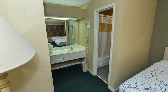 Четырёхместный номер Standard Americas Best Value Inn