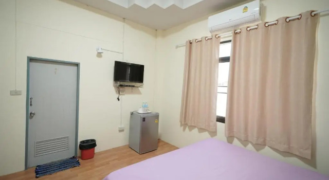 Кровать в общем номере Baan Sabuy Jung