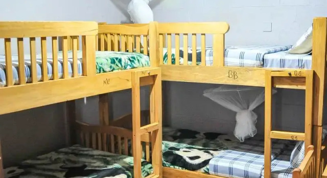Кровать в общем номере Jinja Safari Camp