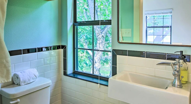 Коттедж Beautiful Hill Country Cottage - Walk to Downtown!