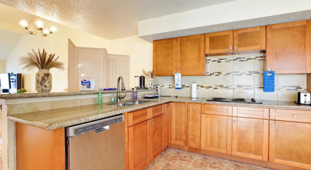 Коттедж Houston Area Home w/ Yard - 5 Mi to Sugar Lakes!