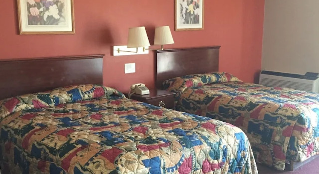 Четырёхместный номер Standard Red Carpet Inn