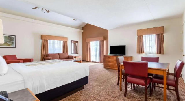 Люкс La Quinta Inn by Wyndham Huntsville Research Park