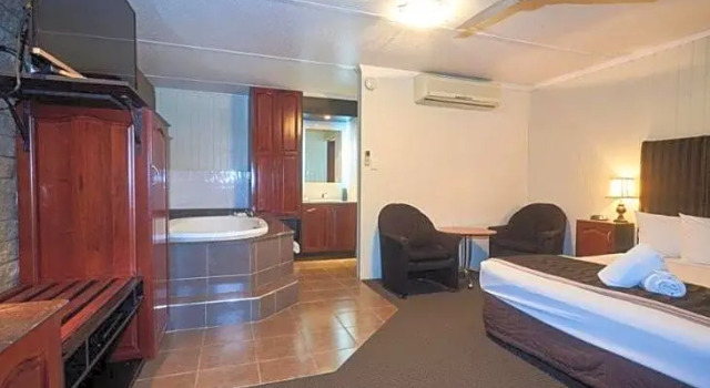 Люкс Country Plaza Motor Inn