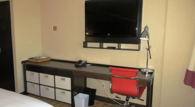 Двухместный полулюкс с балконом Four Points by Sheraton Hotel & Suites Calgary West