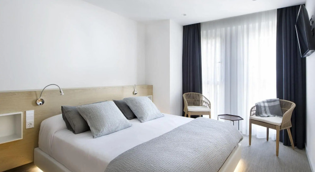Hotel Boutique dONNA, Забронировать Бутик-отель Отели Кастельдефельс с бассейном, рядом с Британская школа Барселоны, Бассейн