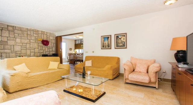 Amazing Home in Malinska With Wifi and 6 Bedrooms, Varaa Hotelli Hotellit Kvarner Islands uima-altaalla, Uima-allas