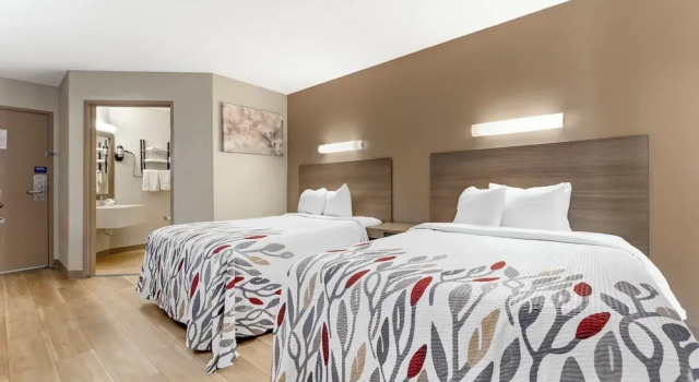 Четырёхместный номер Deluxe Red Roof Inn Johnstown