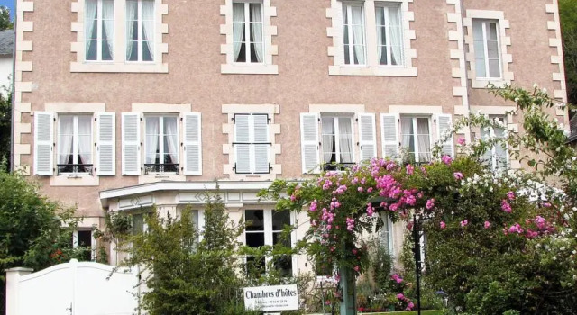 La brasserie chambre dhotes de Delphine, Book Hotel Saulgé France