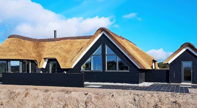Spacious Cottage in Ringkobing Jutland With Swimming Pool, Book Vacation Home Hotels in Midtjylland with a Pool, Swimming Pool